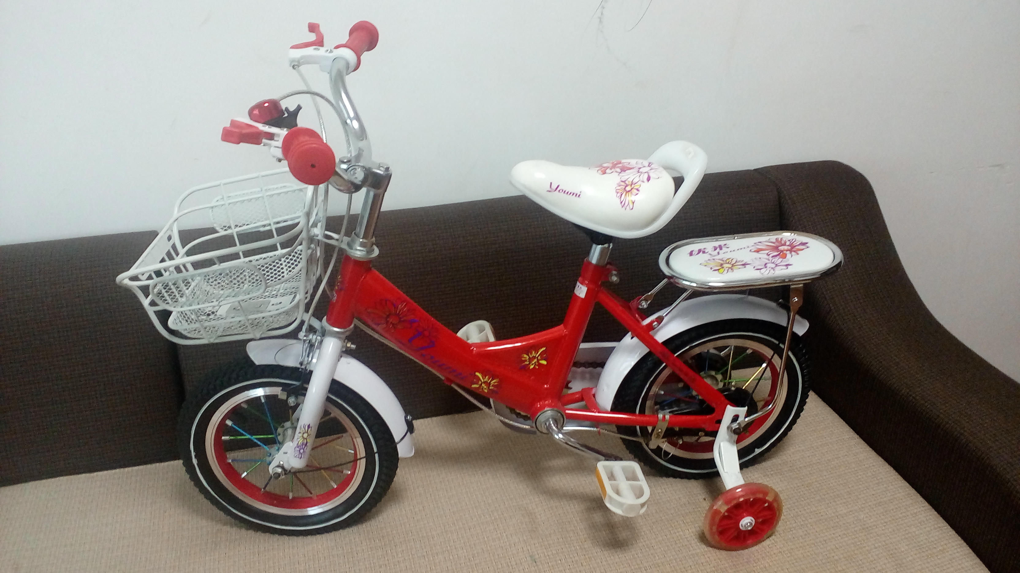 Xe đạp trẻ em cho bé 2, 3, 4, tuổi Youmi màu đỏ giá rẻ vành gió nhìn bên trái
